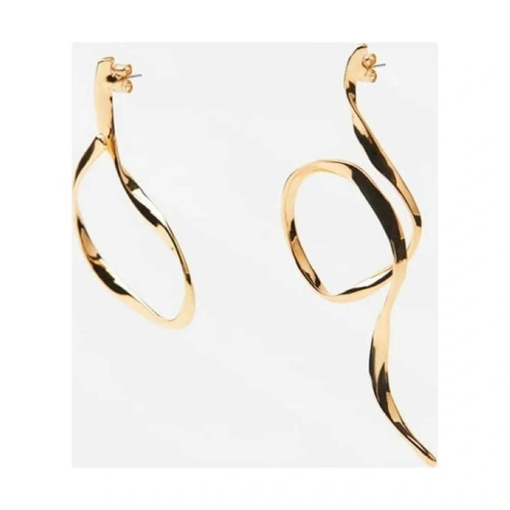 NWT. Zara Golden Asymmetric Shaped Earrings.